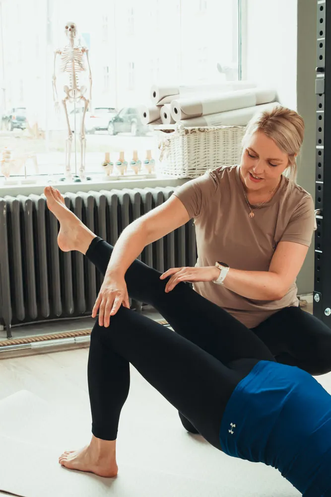 Fysioterapeutti Anna ohjaa asiakkaan alaraajan liikettä Keveyden hoitohuoneessa Vallilassa.